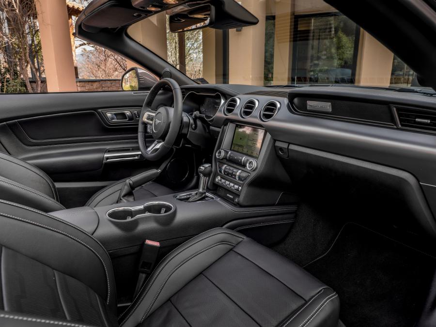 Интерьер Ford Mustang GT Convertible 2017 года  (EU) (фото 20 из 34)